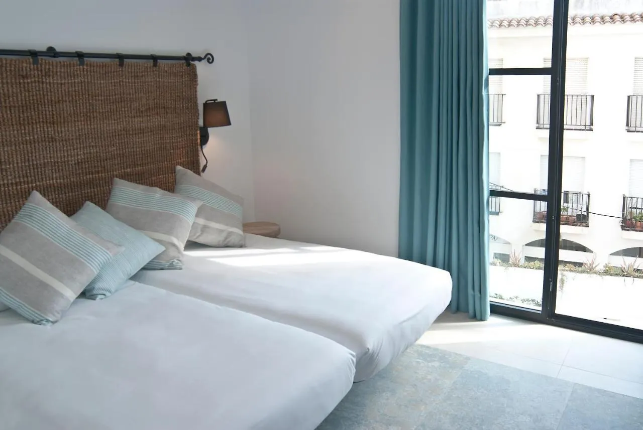 Aparthotel El Cargol L'Escala 3*,